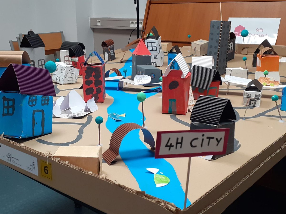 Quand les enfants de primaire ont eux conçu librement « The 4H City » © Diocèse de Paris - Vicariat Enfance Adolescence.