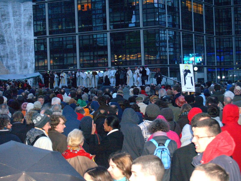 Pâques 2010. Rassemblement des Chrétiens sur le parvis de la Défense. 